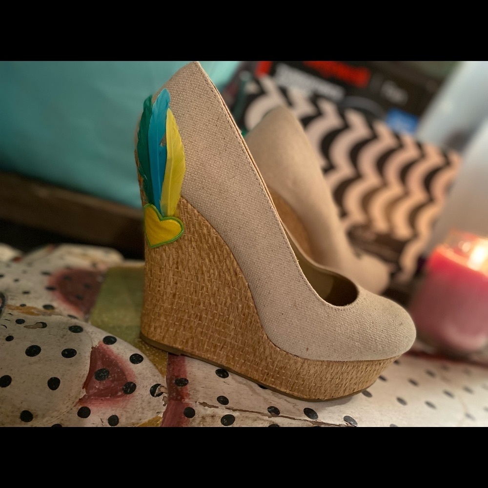 Brash Canvas Wicker Wedge And Cosmic Feathers Accent